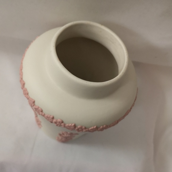 Lovely Wedgwood Style Pottery Vase, Cream w/ Applied Pink Floral Design, Canada - Picture 4 of 5